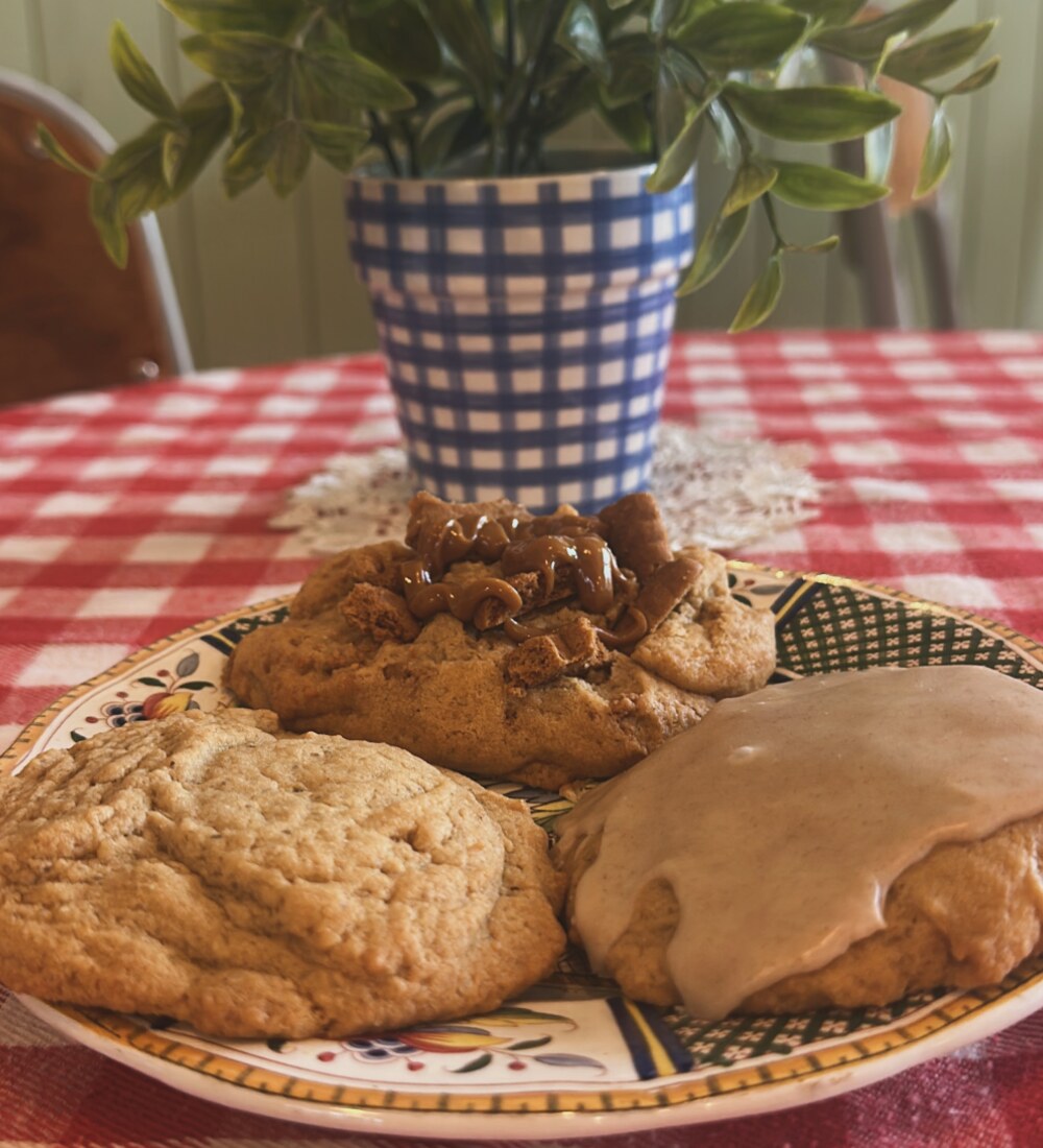 Trio de cookies maison sur une nappe à carreaux