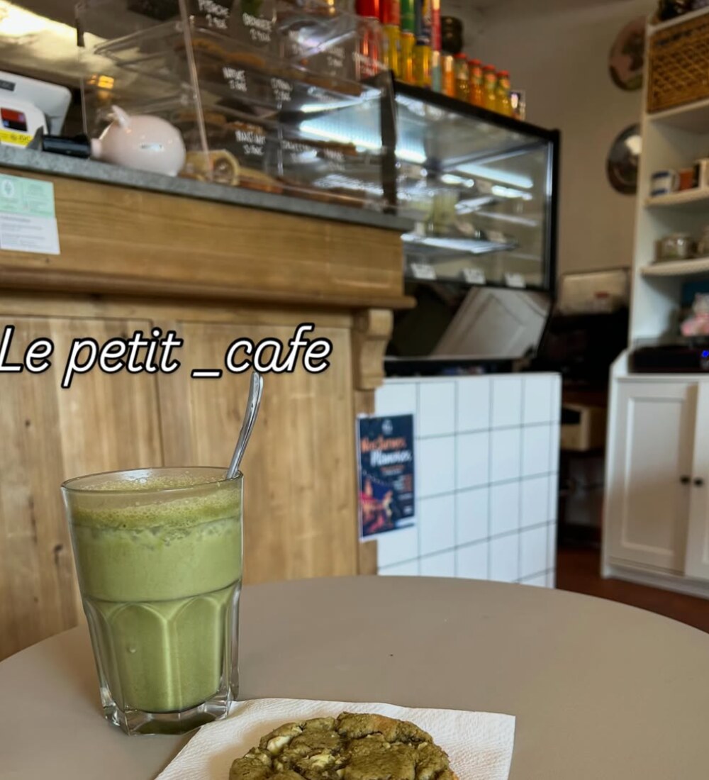 Latte matcha et cookie pistache au comptoir