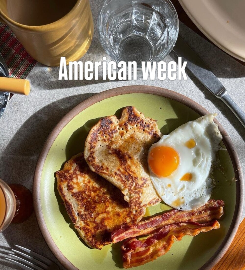 Pancake Breakfast avec bacon, œuf au plat et sirop d’érable
